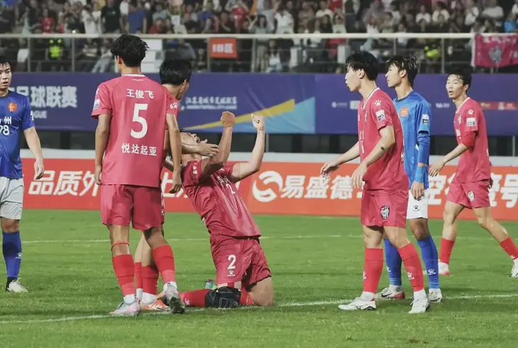 包含队员在比赛中奋力拼搏，为球队赢得胜利。的词条