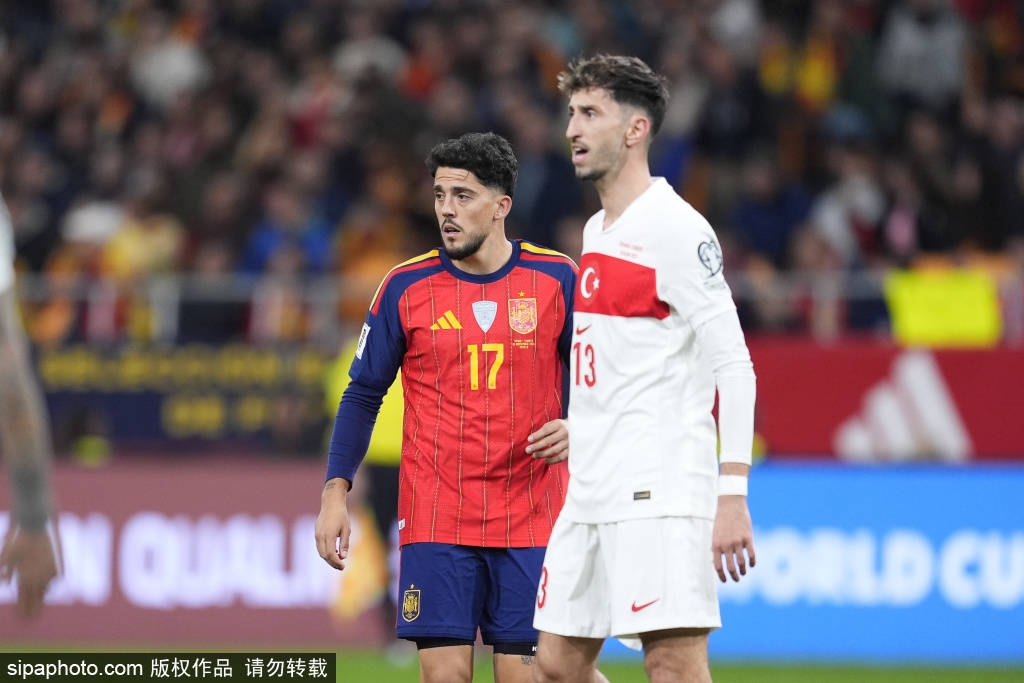 关于戴维斯杯翻盘拉沃尔杯，阿尔卡拉斯统治全场的信息