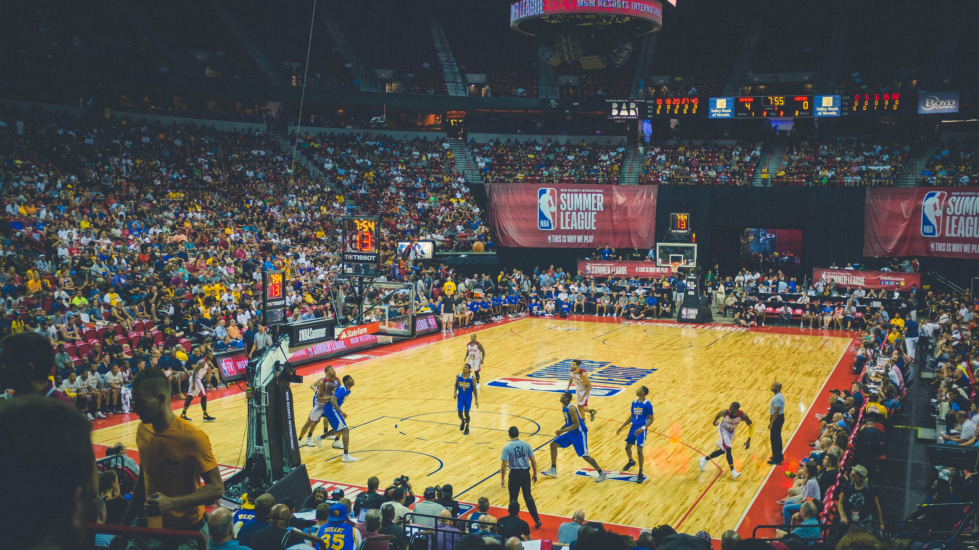 法拉利轻取迈凯伦，拉塞尔统治全场，策略与勇气的双重奏